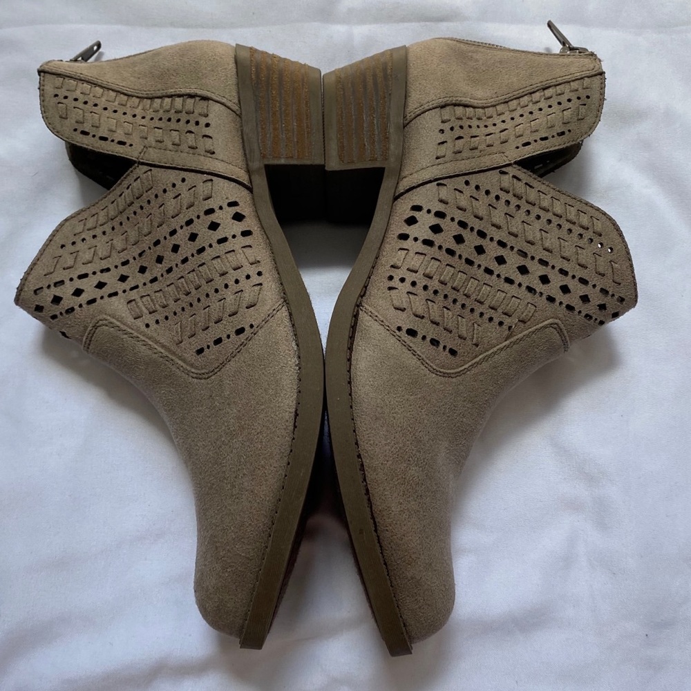 🛍 TAUPE ANKLE BOOTIES